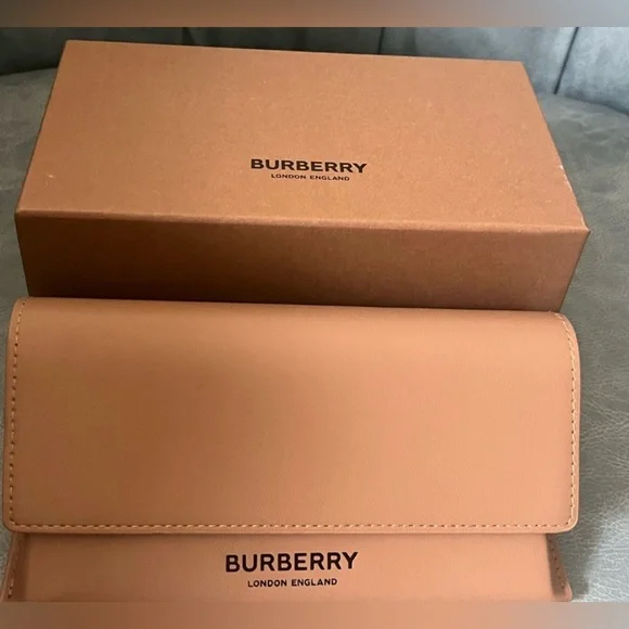 NWT Burberry Iconic Nova Check White, Red and Black Sunglasses - Picture 6 of 7